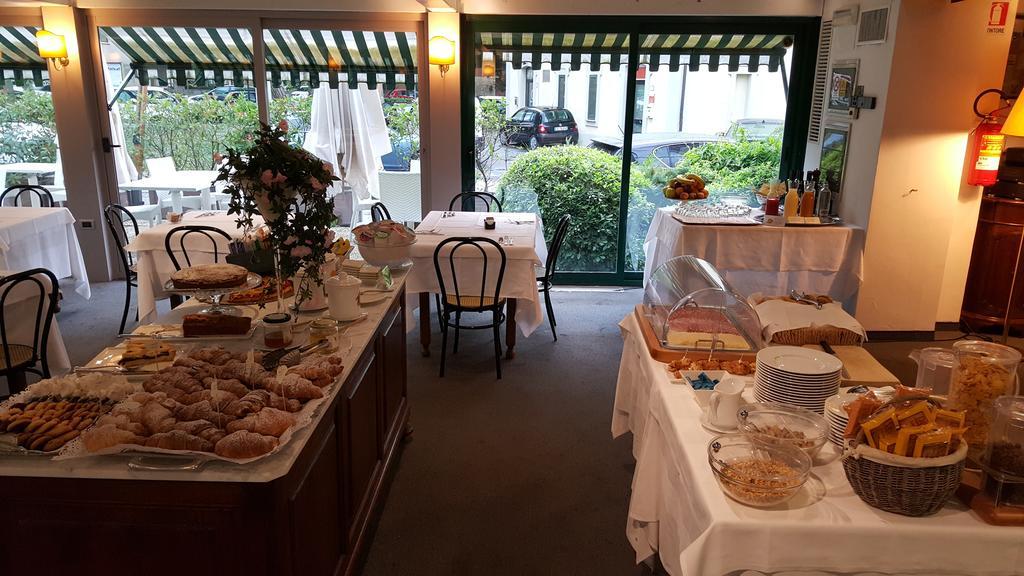Hotel Augustus Фано Экстерьер фото