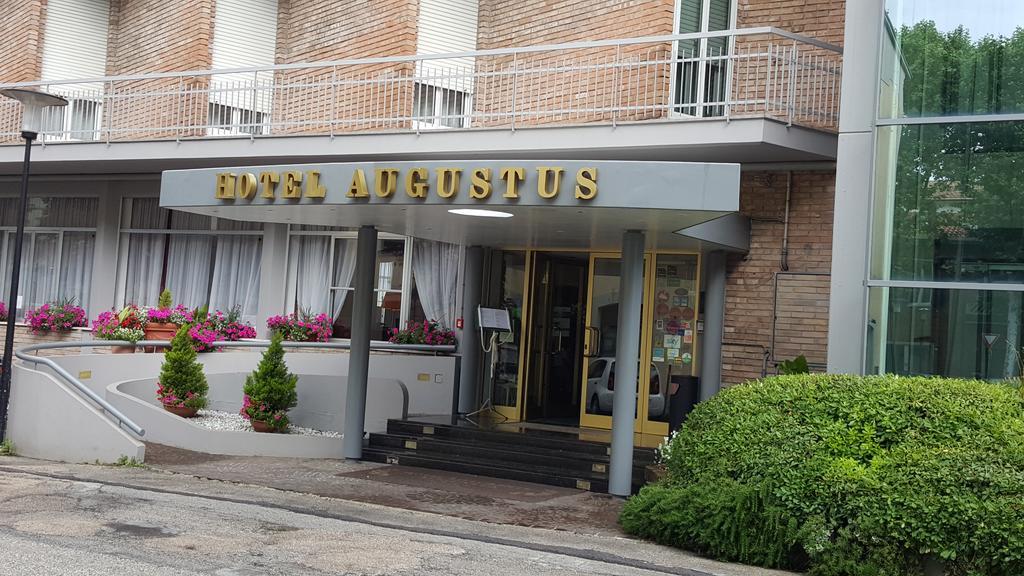 Hotel Augustus Фано Экстерьер фото