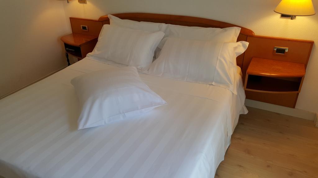 Hotel Augustus Фано Экстерьер фото