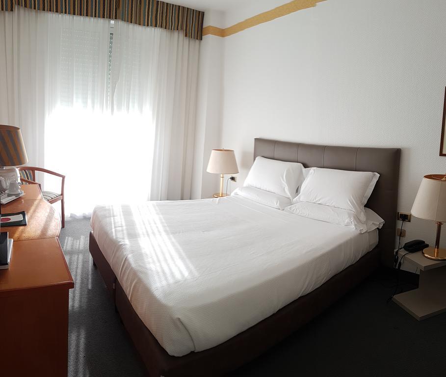Hotel Augustus Фано Экстерьер фото