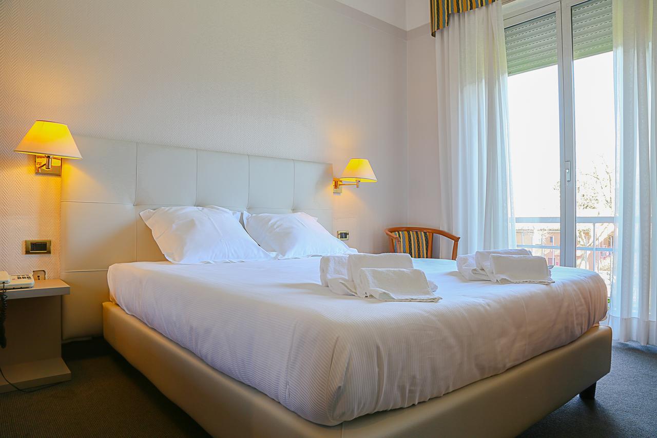 Hotel Augustus Фано Экстерьер фото