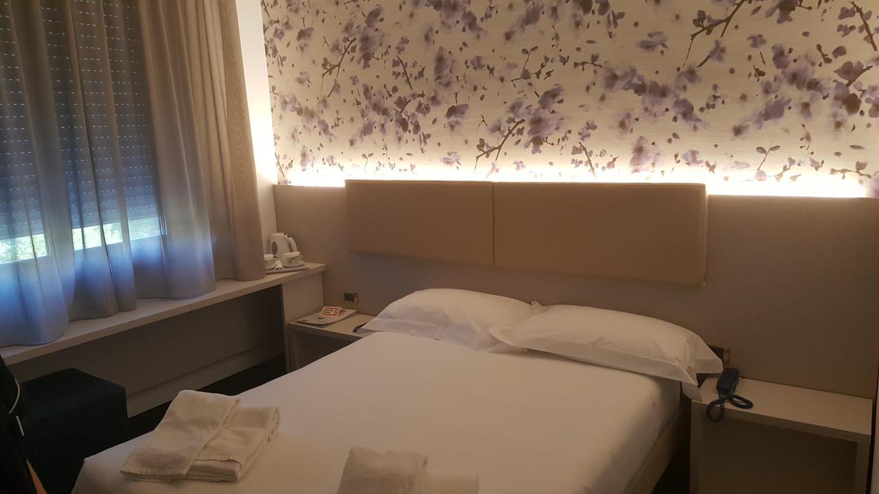Hotel Augustus Фано Экстерьер фото