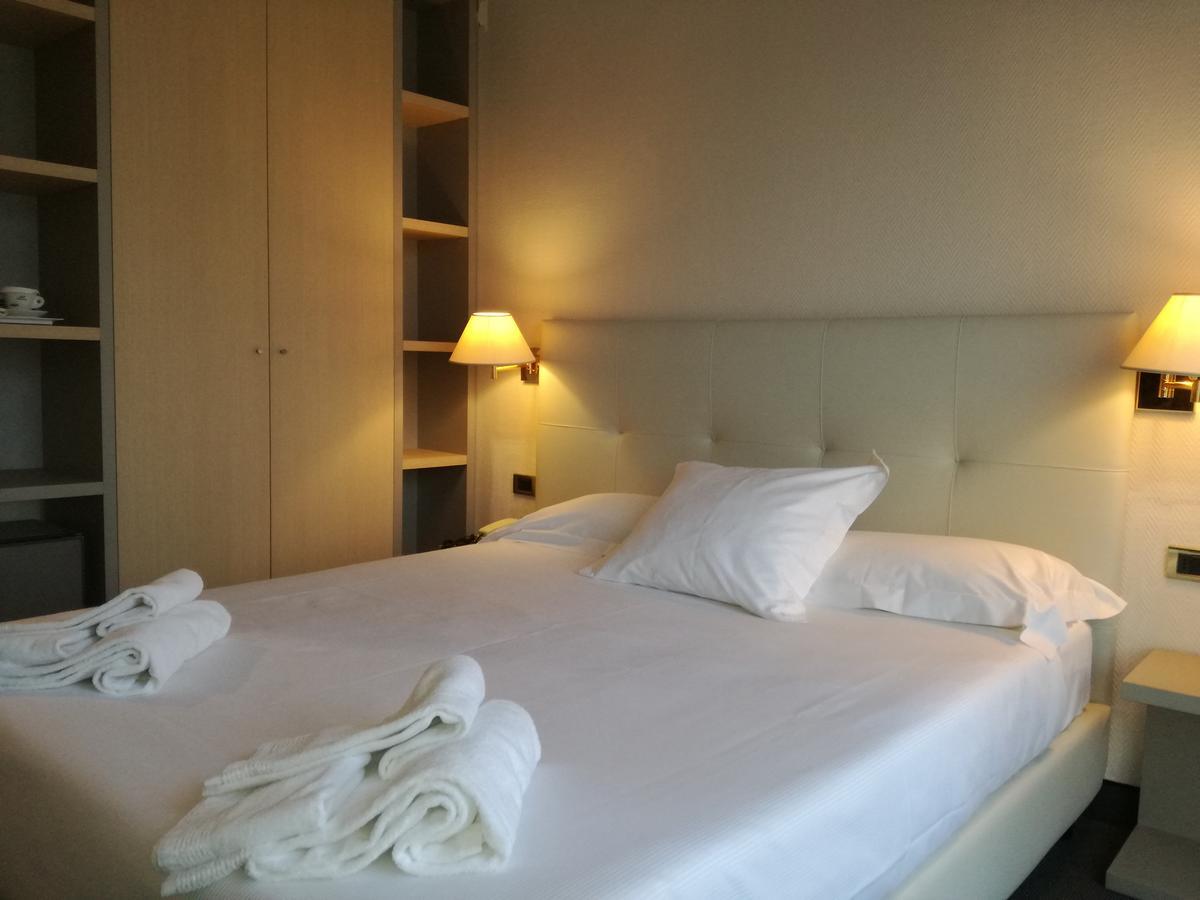 Hotel Augustus Фано Экстерьер фото