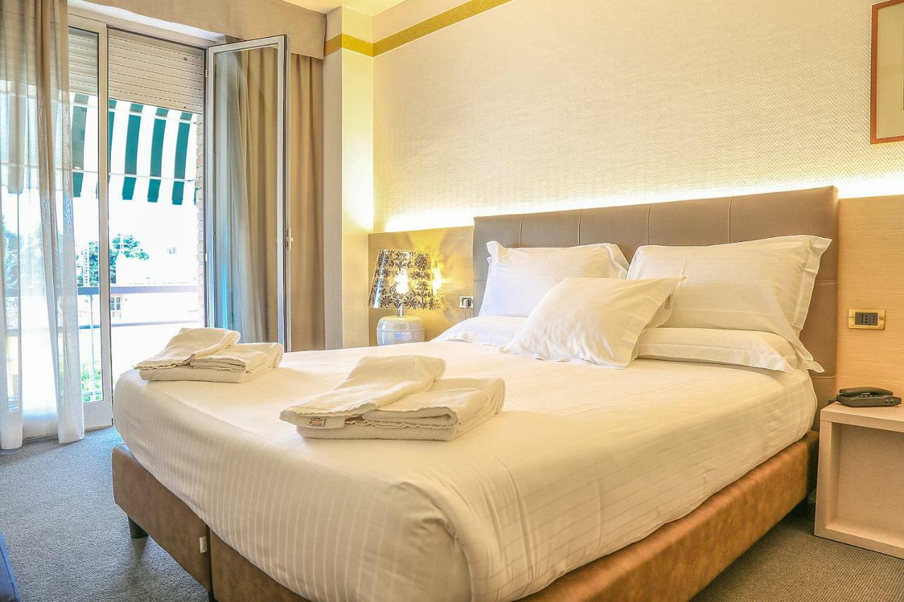 Hotel Augustus Фано Экстерьер фото